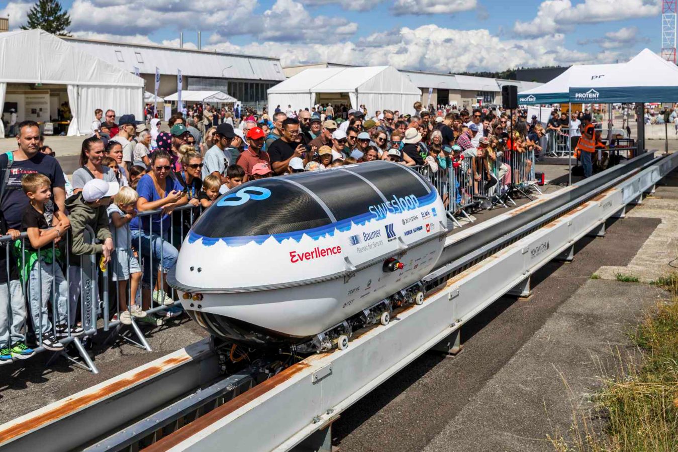Rund 10'000 Besucher:innen strömten zum Auftakt der Scientifica in den Innovationspark Dübendorf, wo unter anderem das Studierendenteam Swissloop seinen Pod vorführte.